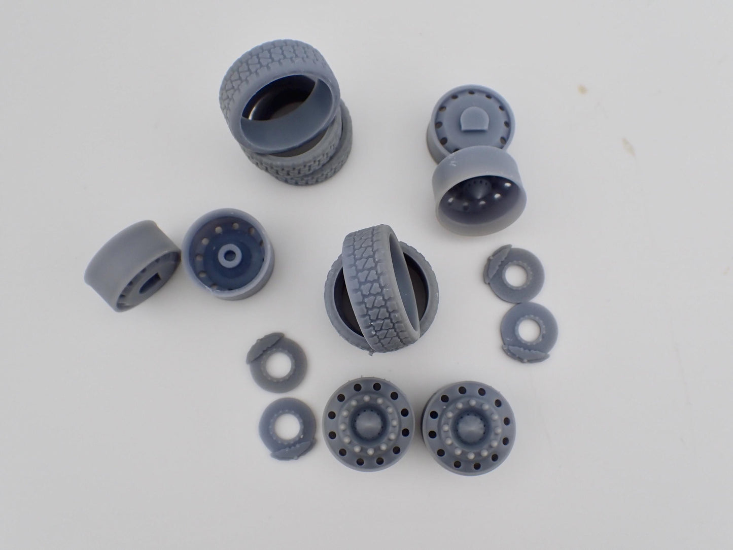 Semi wheels with Low Profile tires 3D printed Dually