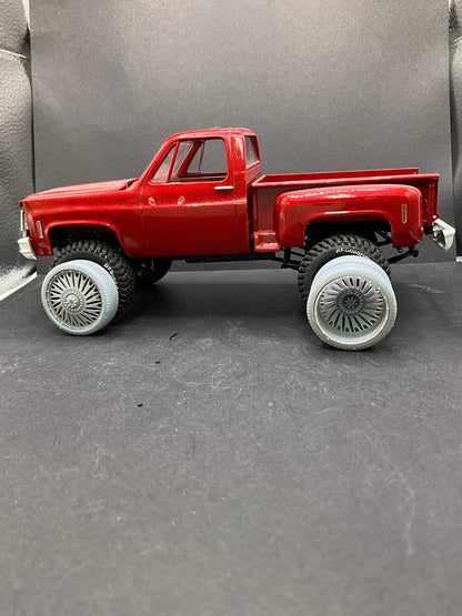 lift kit with 28” wheels and tires 1/25 scale